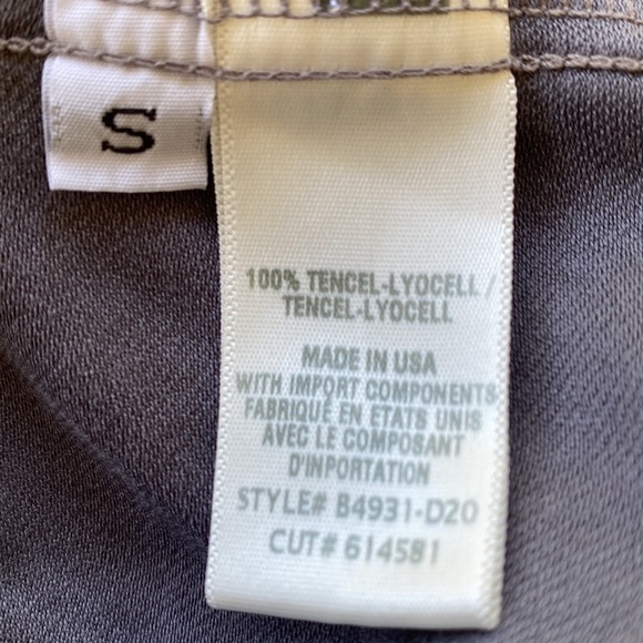 Bella Dahl from Neiman’s 100% Tencel great blouse. Gorgeous material. So comfy! - Picture 8 of 11